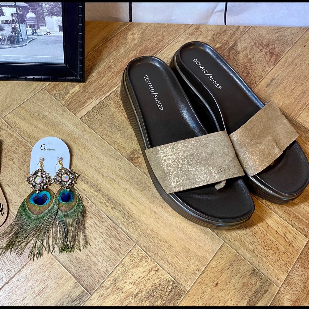 Donald J Pliner slides bronze/gold color